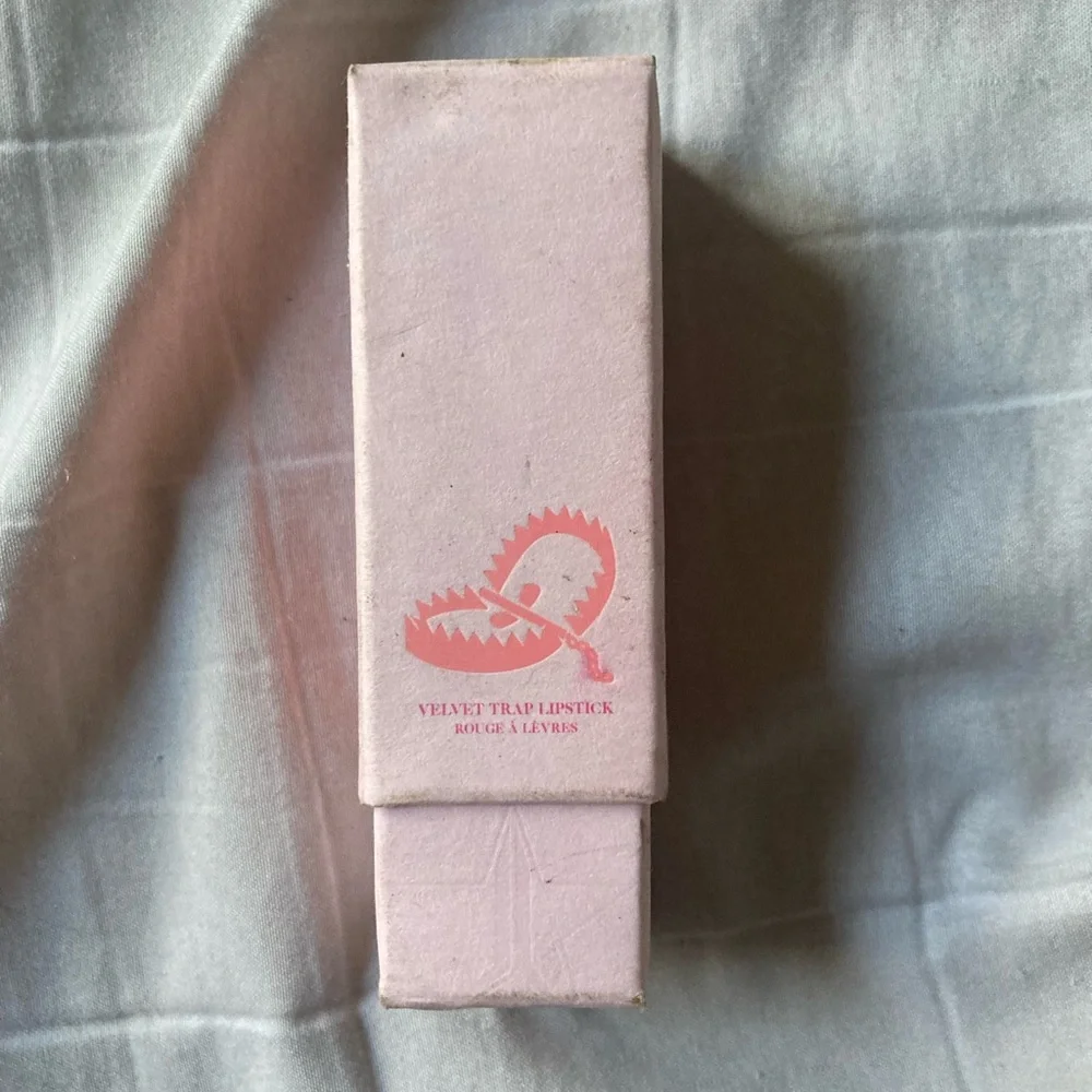JEFFREE STAR Velvet Trap Lipstick - HOT COMMODITY